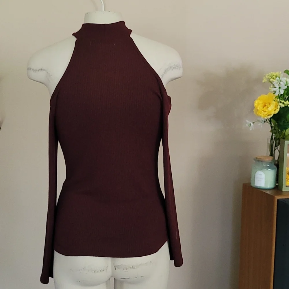 Cold Shoulder Top - Picture 4 of 5